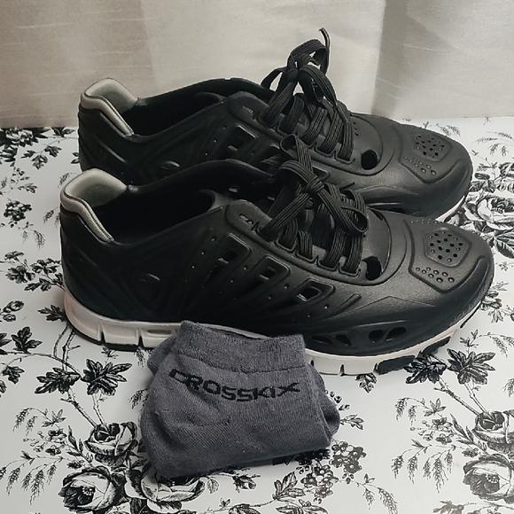 Crosskix Men's Black Athletic Shoes with Composite Foam Slip- Resistance. - Picture 1 of 15